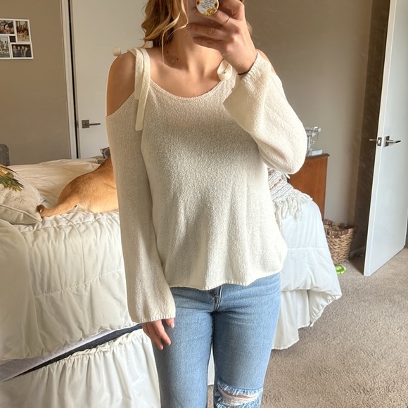Bow tied off shoulder sweater - Picture 2 of 3